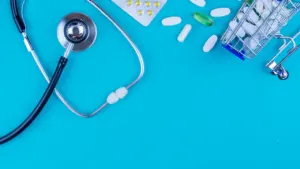 Stethoskop und Medikamente als Symbol für ärztlichen Notdienst und medizinische Versorgung