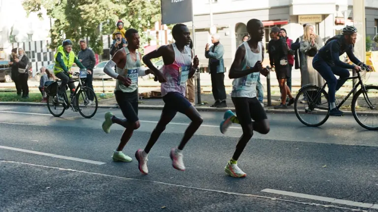Profisportler beim Marathonlauf auf einer Berliner Straße im Wettkampf