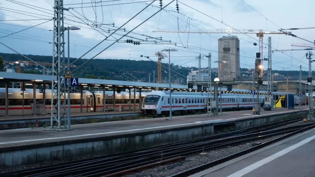 Der Stuttgarter Hauptbahnhof mit einem wartenden Zug in der Morgendämmerung.