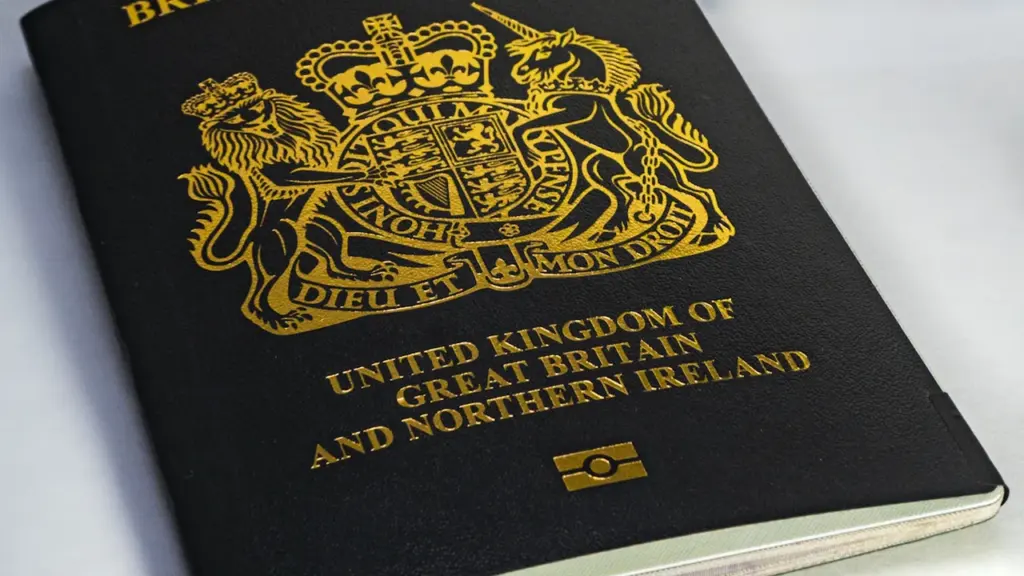 Ein britischer Reisepass liegt flach auf einem hellen, neutralen Hintergrund.