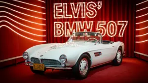 Elvis Presleys legendärer weißer BMW 507 ausgestellt auf einem roten Podest in Hessen.