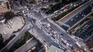 Luftaufnahme eines dichten Staus auf einer großen Straßenkreuzung bei Tag.