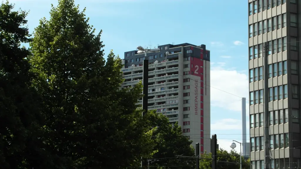 Stadtansicht in Hannover mit hohen Bürogebäuden und urbaner Atmosphäre am Raschplatz.