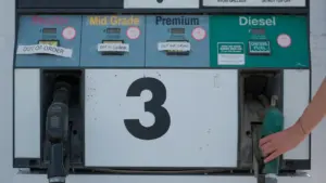 Nahaufnahme einer Zapfsäule mit verschiedenen Kraftstoffarten an einer Tankstelle in München.