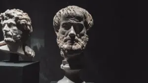 Eine antike Marmorbüste von Aristoteles in einer musealen Ausstellung in Stuttgart.
