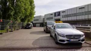 Ein silberner Mercedes vor der Messehalle 8.2 auf dem IFA Messegelände in Berlin.