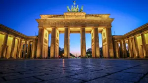 Das Brandenburger Tor in Berlin in der blauen Stunde bei Nacht.