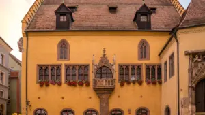 Die historische Fassade des Regensburger Rathauses mit seinem markanten Erker und Fensterfronten.