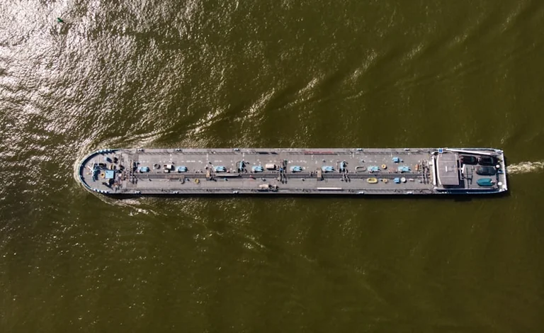 Rhein bei Kaub bei 46 cm: Fähren fahren, Frachter laden 20 Prozent
