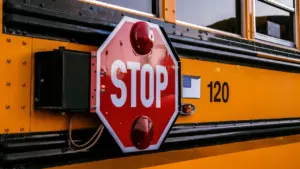 Ein gelber Schulbus mit einem roten Stoppschild an der Seite für den Schulverkehr.