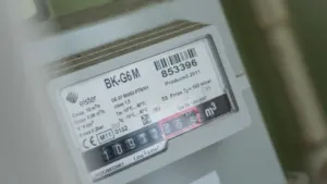 Ein analoger Gaszähler zur Überwachung des Energieverbrauchs in einem privaten Haushalt.