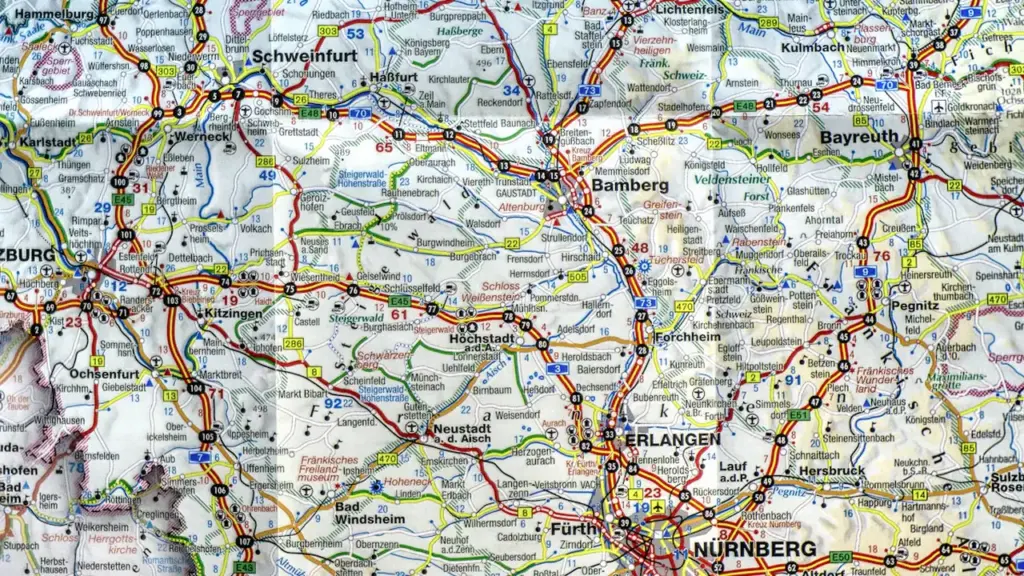 Detailaufnahme einer Straßenkarte mit verschiedenen Verkehrswegen in einer deutschen Region.