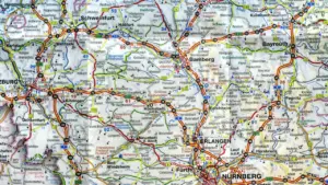 Detailaufnahme einer Straßenkarte mit verschiedenen Verkehrswegen in einer deutschen Region.