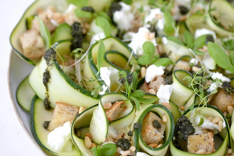 Zucchini-Pfanne mit Kirschtomaten und Feta