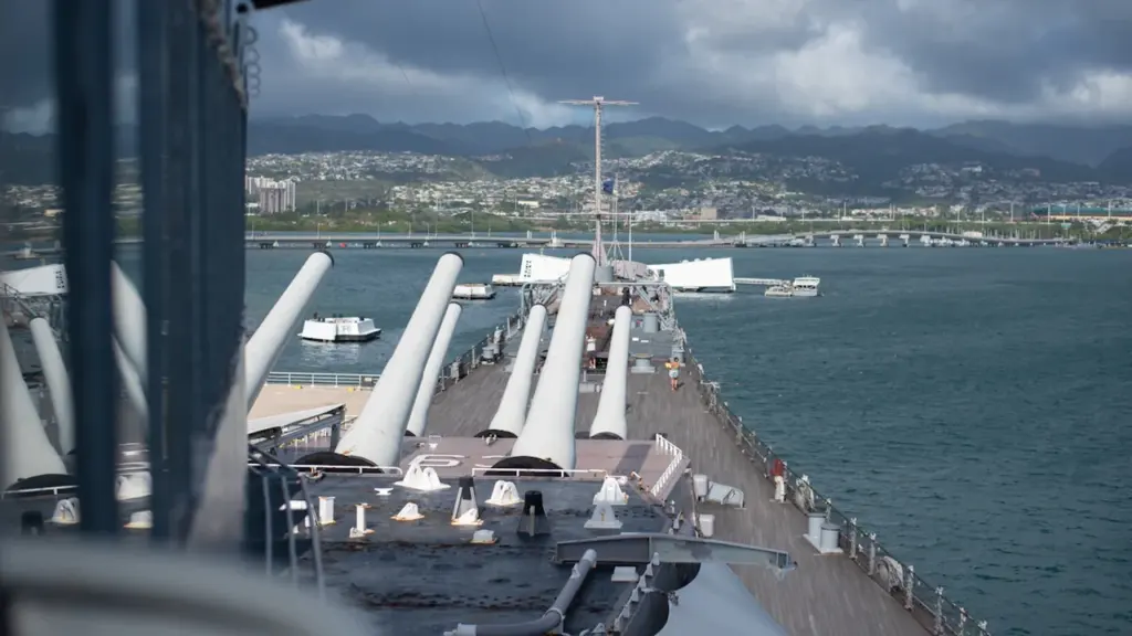 Die USS Missouri im Hafen von Pearl Harbor mit Blick auf das Memorial.