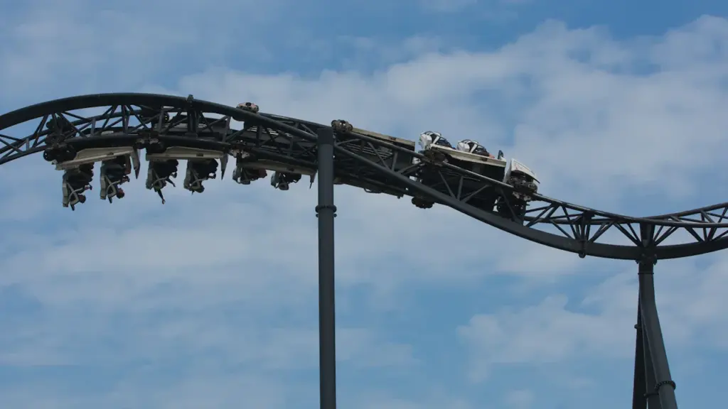 Die Star Trek Achterbahn im Movie Park Germany in Bottrop vor blauem Himmel.