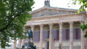 Die Alte Nationalgalerie auf der Berliner Museumsinsel an einem sonnigen Sommertag.