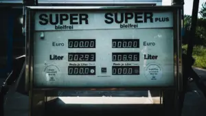 Eine Tankstellenanzeige mit den deutschen Bezeichnungen Super und Super Plus bei Tageslicht.