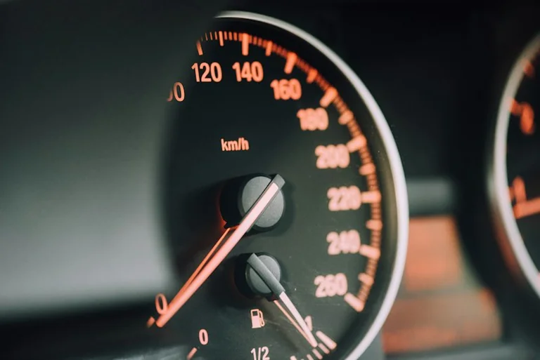 Benzin und Diesel sparen: Diese Fahrweise senkt den Verbrauch