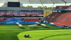 Rasenpflege in der BayArena vor einem Fußballspiel am Sonntag in der Bundesliga.