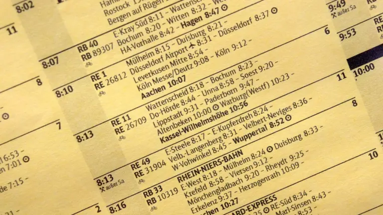Nahaufnahme einer Liste mit Zahlen und Preisen in einem deutschen Geschäft.