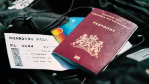 Europäischer Reisepass und Flugticket liegen bereit für die nächste Reise.