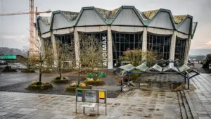 Das markante Audimax-Gebäude mit geometrischem Dach in der Region Nordrhein-Westfalen.