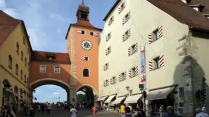 Der historische Brückenturm in Regensburg an einem sonnigen Septembertag in Bayern.