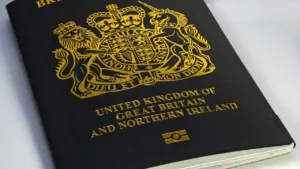 Ein britischer Reisepass liegt auf einem Tisch und symbolisiert die Einreisebestimmungen für Reisende.