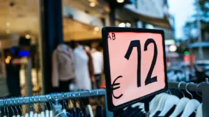 Ein Preisschild mit einer Euro-Angabe an einer Kleiderstange in einem deutschen Geschäft.