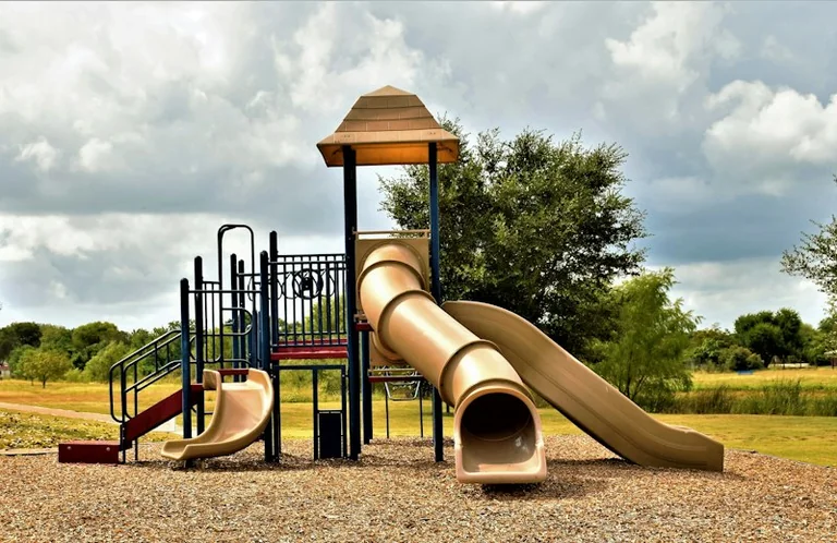 Magdeburg: Neuer Spielplatz-Pate für den KJH Knast in der Umfassungsstraße