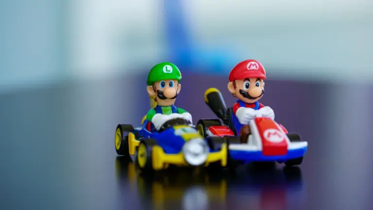 Mario und Luigi Spielfiguren in bunten Karts bereit für ein Rennen.