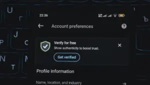 Smartphone-Display zeigt eine Sicherheits-Option zur Bestätigung von Konten für mehr Datenschutz.