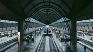 Ein moderner Bahnhof mit Zügen auf den Gleisen für Pendler und Reisende.