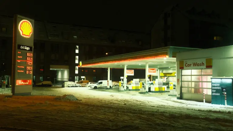 Spritpreise vergleichen: Wann sich die günstigere Tankstelle lohnt