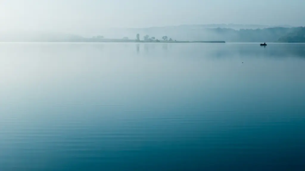 Ein ruhiger, nebliger See am frühen Morgen, der zur inneren Einkehr einlädt.