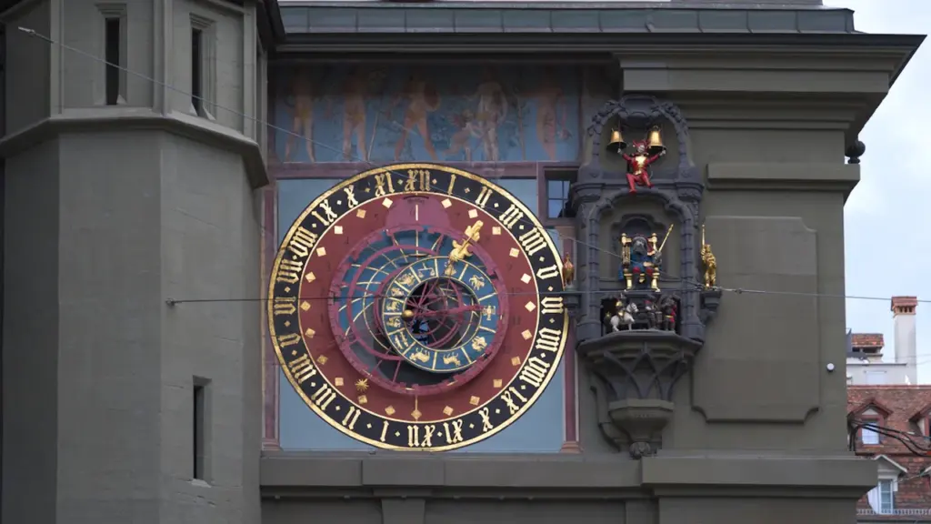 Detailaufnahme einer historischen astronomischen Uhr an einer alten europäischen Gebäude-Fassade.
