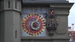 Detailaufnahme einer historischen astronomischen Uhr an einer alten europäischen Gebäude-Fassade.