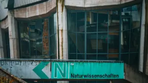 Moderne Architektur eines öffentlichen Gebäudes mit Glasfassade in einem deutschen Stadtviertel.