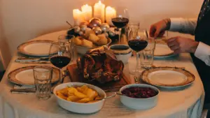 Ein festlich gedeckter Tisch mit Truthahn und Kerzen lädt zum gemütlichen Familienessen ein.
