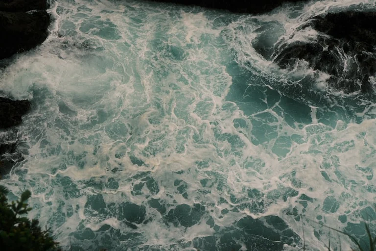 Von tiefem oder unruhigem Wasser träumen: Was Ihre Gefühle verraten