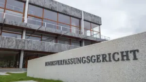 Das Gebäude des Bundesverfassungsgerichts in Karlsruhe mit seinem offiziellen Namensschild.
