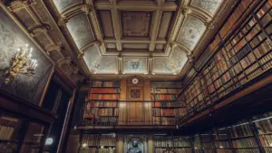 Prächtige historische Bibliothek mit hohen Bücherregalen und kunstvoll gestalteter Decke in Regensburg.