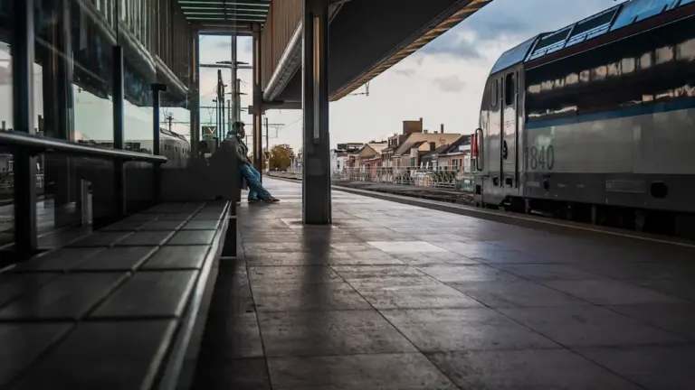 Zug verpasst im Traum: Was der Abschied am Bahnsteig spiegeln kann