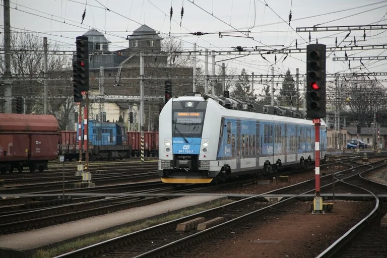 Zug verpasst im Traum: Was der Abschied am Bahnsteig spiegeln kann