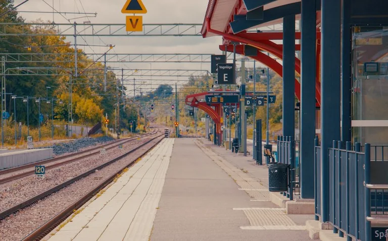 Zug verpasst im Traum: Was der Abschied am Bahnsteig spiegeln kann