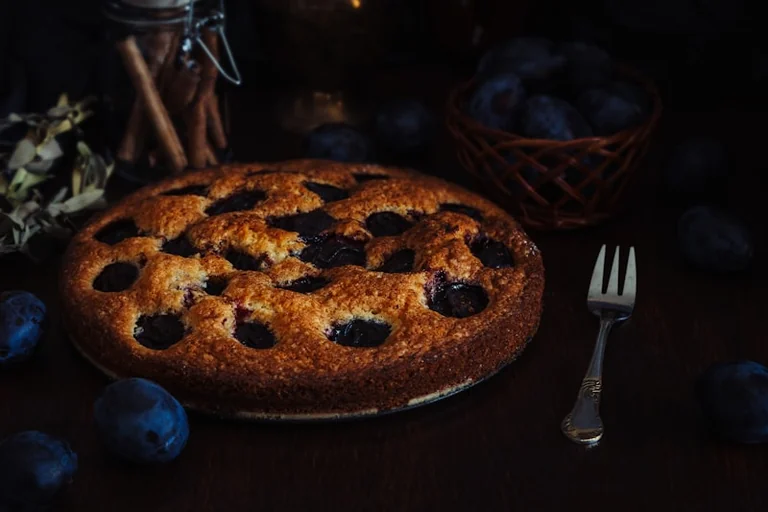 Zwetschgenkuchen vom Blech: Hefeboden saftig backen