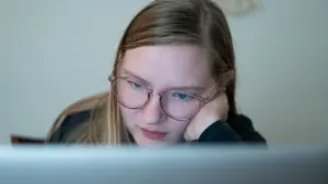 Bildschirmarbeit: Eine kurze Pausenroutine für die Augen