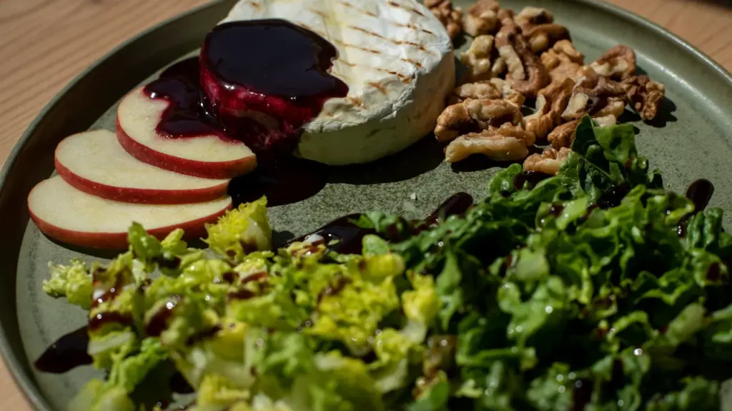 Birnen-Walnuss-Salat mit warmem Ziegenkäse