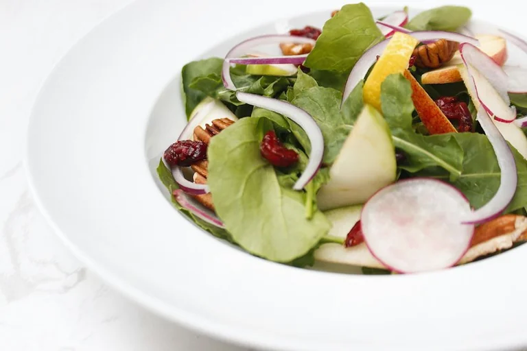 Birnen-Walnuss-Salat mit warmem Ziegenkäse
